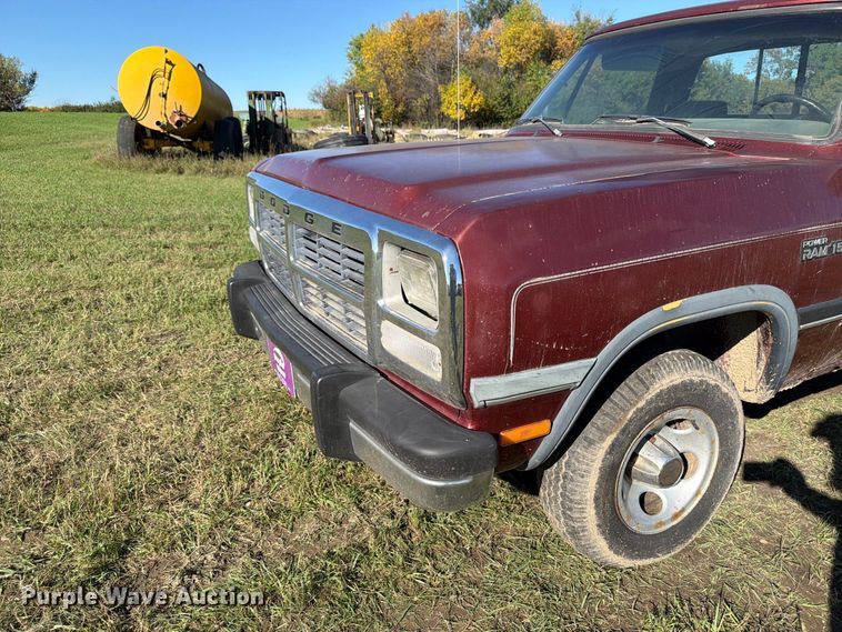 image for item FT7535 1993 Dodge W150 pickup truck