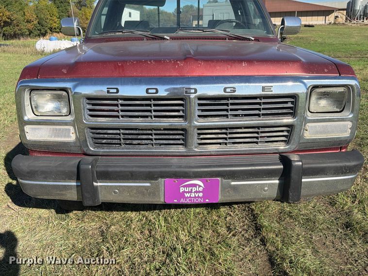image for item FT7535 1993 Dodge W150 pickup truck