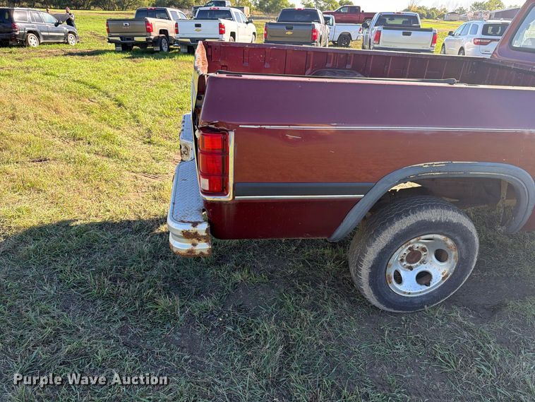 image for item FT7535 1993 Dodge W150 pickup truck