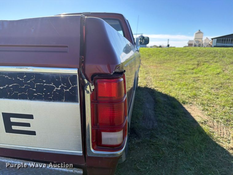 image for item FT7535 1993 Dodge W150 pickup truck