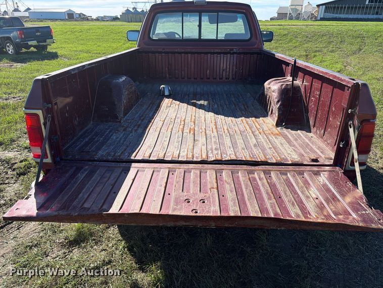 image for item FT7535 1993 Dodge W150 pickup truck