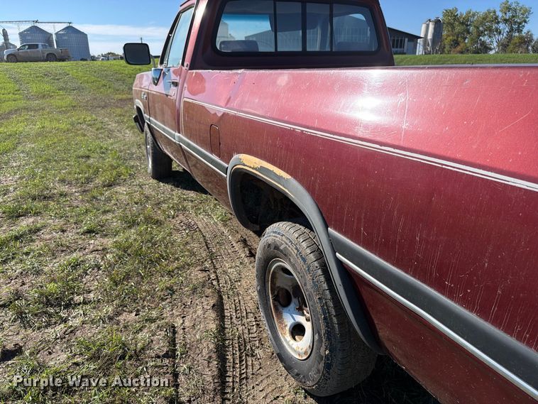 image for item FT7535 1993 Dodge W150 pickup truck