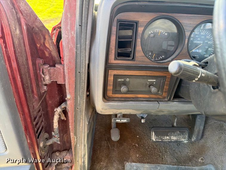 image for item FT7535 1993 Dodge W150 pickup truck