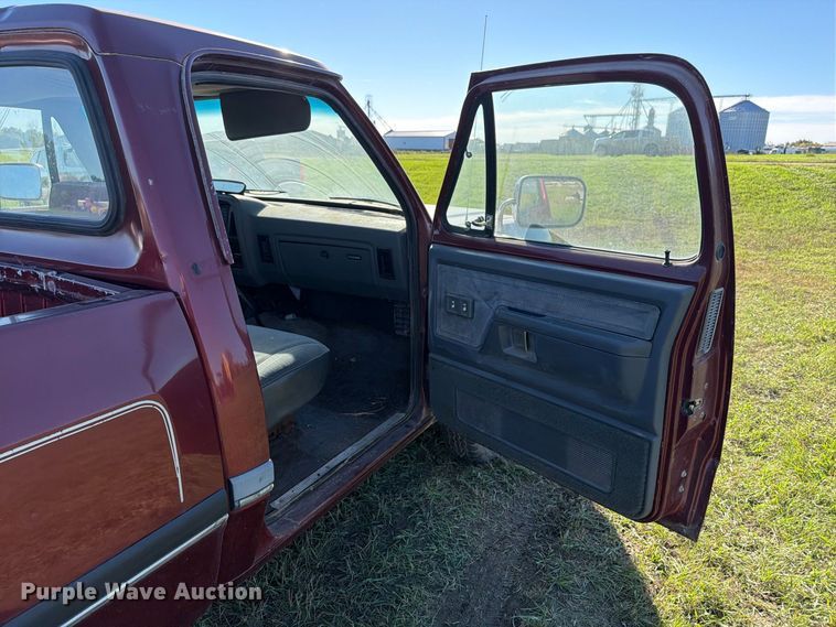 image for item FT7535 1993 Dodge W150 pickup truck