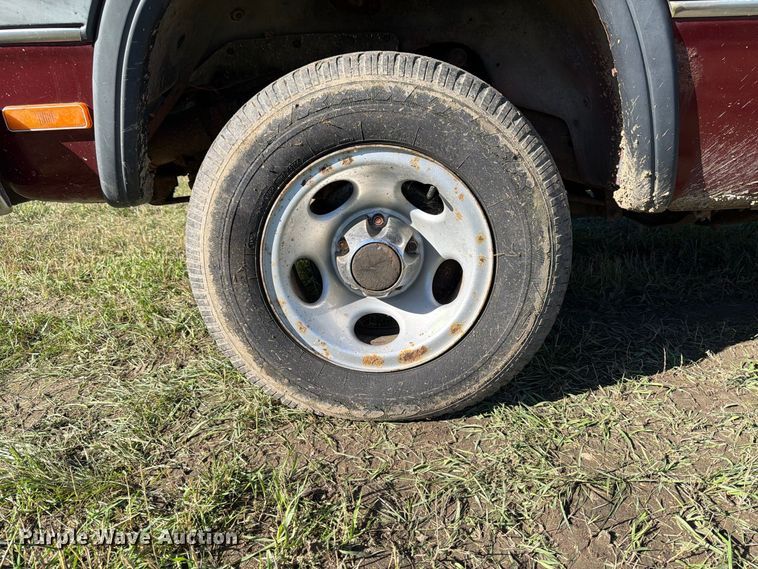 image for item FT7535 1993 Dodge W150 pickup truck