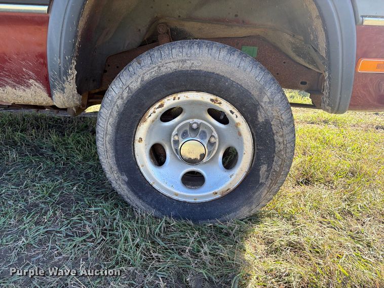 image for item FT7535 1993 Dodge W150 pickup truck