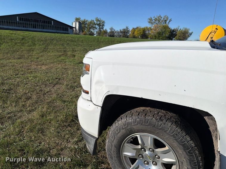image for item FT7537 2017 Chevrolet Silverado 1500 Crew Cab pickup truck