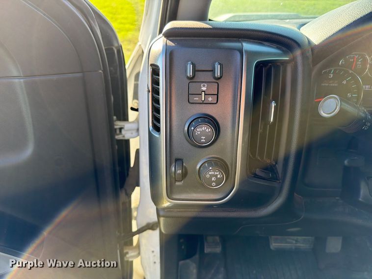 image for item FT7537 2017 Chevrolet Silverado 1500 Crew Cab pickup truck