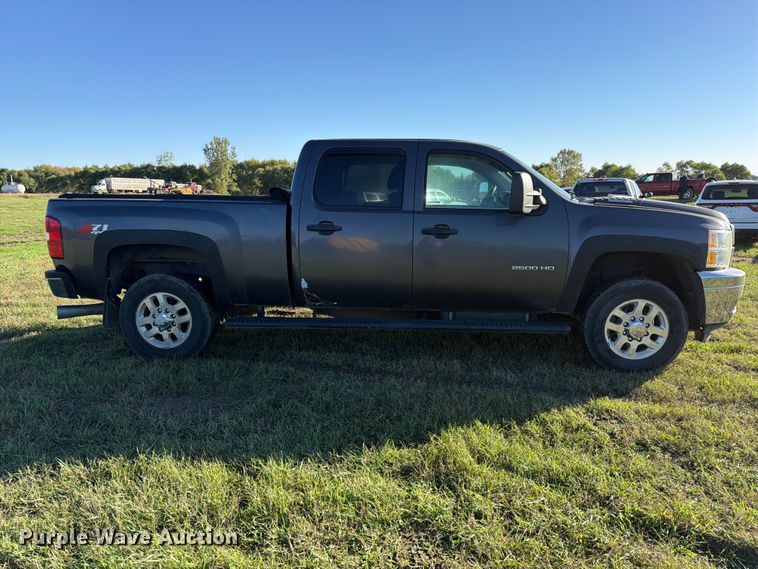 image for item FT7538 2011 Chevrolet Silverado 2500HD Crew Cab pickup truck