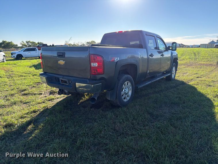 image for item FT7538 2011 Chevrolet Silverado 2500HD Crew Cab pickup truck
