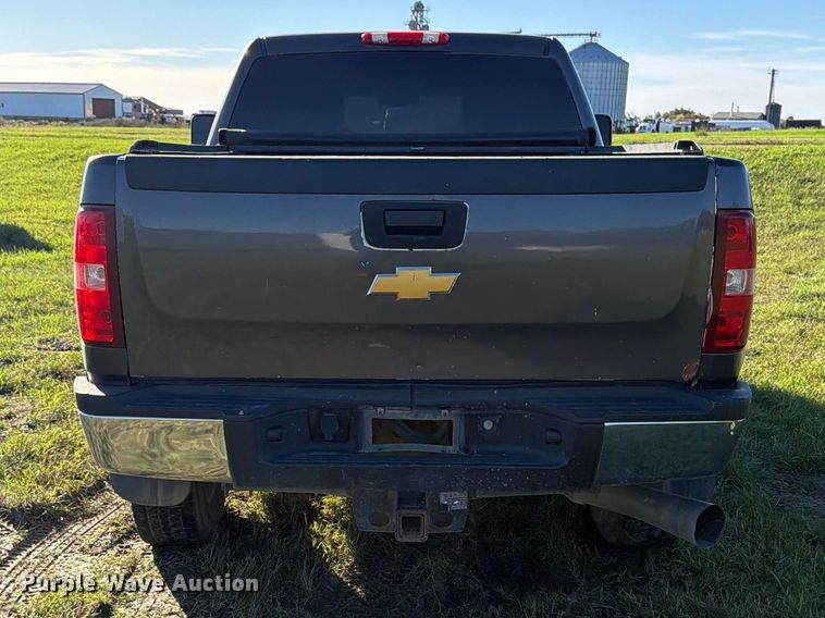image for item FT7538 2011 Chevrolet Silverado 2500HD Crew Cab pickup truck