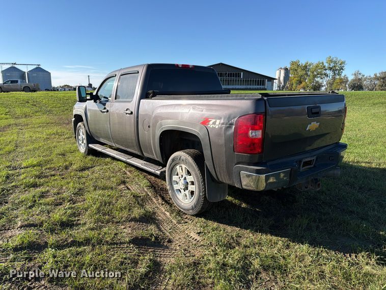 image for item FT7538 2011 Chevrolet Silverado 2500HD Crew Cab pickup truck