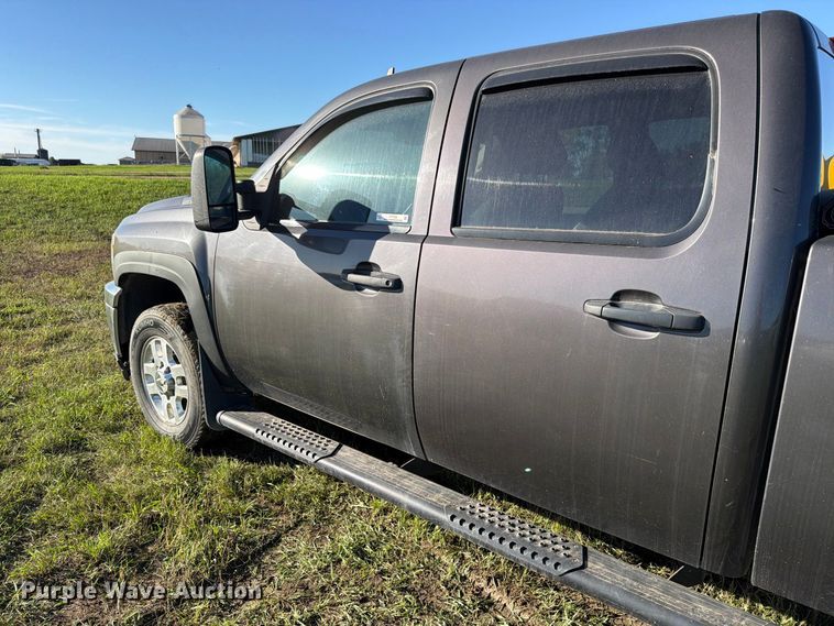 image for item FT7538 2011 Chevrolet Silverado 2500HD Crew Cab pickup truck