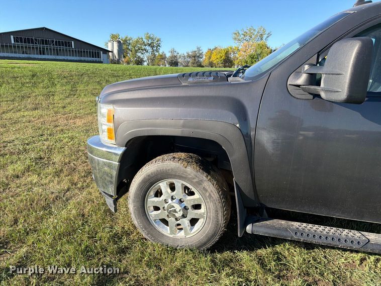 image for item FT7538 2011 Chevrolet Silverado 2500HD Crew Cab pickup truck