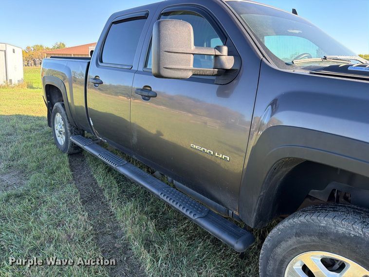 image for item FT7538 2011 Chevrolet Silverado 2500HD Crew Cab pickup truck