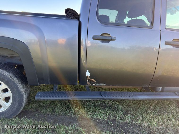 image for item FT7538 2011 Chevrolet Silverado 2500HD Crew Cab pickup truck
