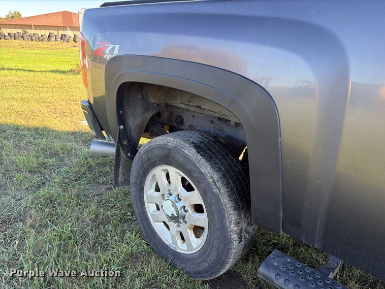 image for item FT7538 2011 Chevrolet Silverado 2500HD Crew Cab pickup truck