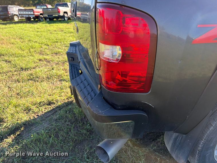 image for item FT7538 2011 Chevrolet Silverado 2500HD Crew Cab pickup truck