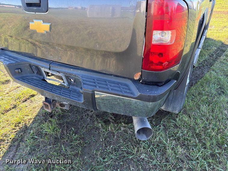 image for item FT7538 2011 Chevrolet Silverado 2500HD Crew Cab pickup truck
