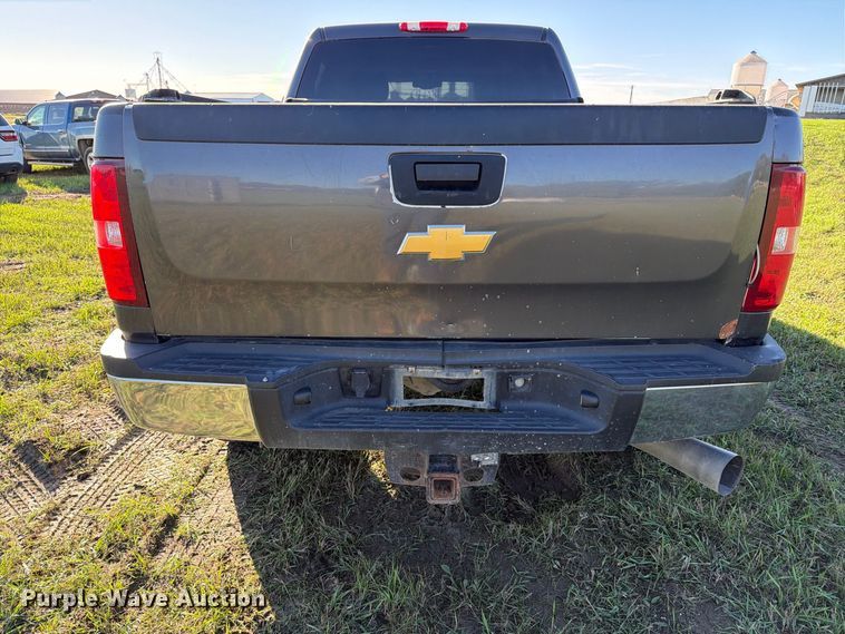 image for item FT7538 2011 Chevrolet Silverado 2500HD Crew Cab pickup truck