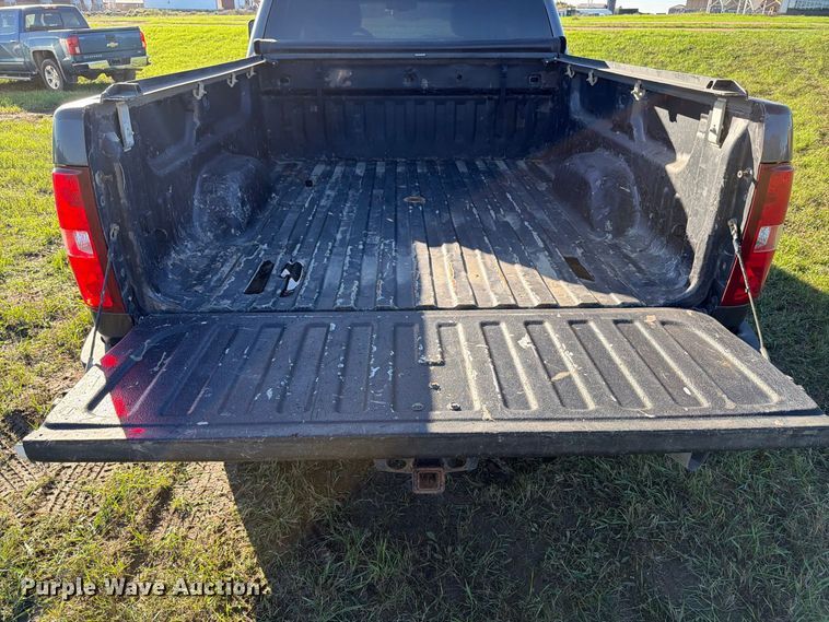 image for item FT7538 2011 Chevrolet Silverado 2500HD Crew Cab pickup truck