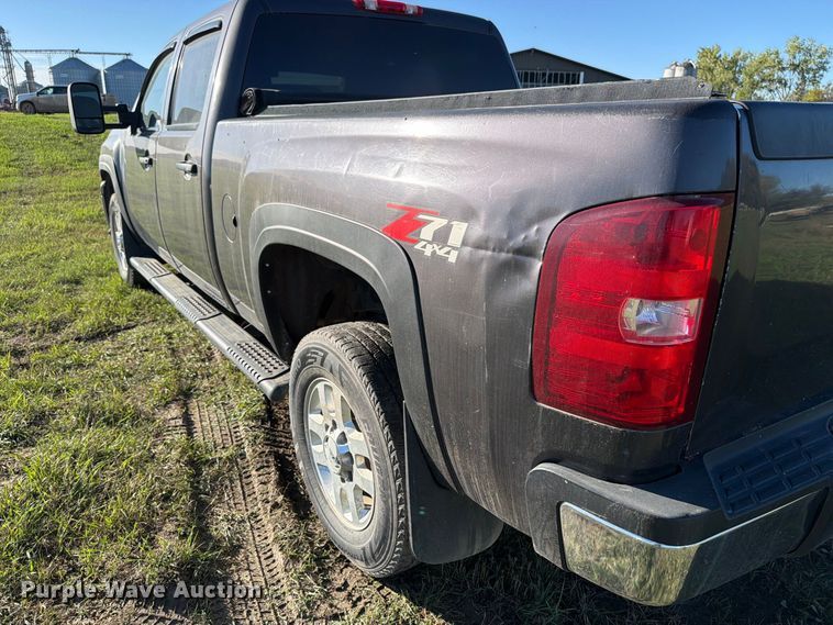 image for item FT7538 2011 Chevrolet Silverado 2500HD Crew Cab pickup truck