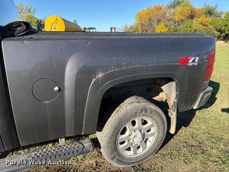image for item FT7538 2011 Chevrolet Silverado 2500HD Crew Cab pickup truck