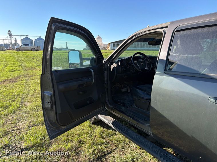 image for item FT7538 2011 Chevrolet Silverado 2500HD Crew Cab pickup truck