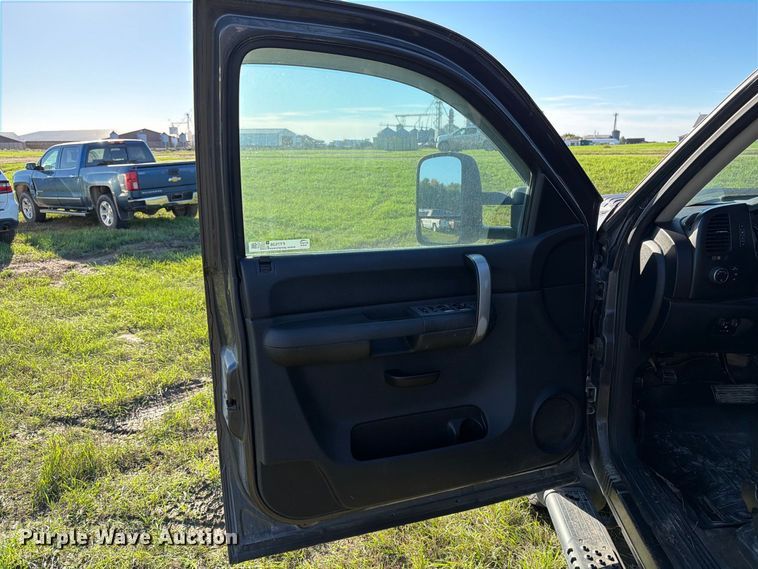 image for item FT7538 2011 Chevrolet Silverado 2500HD Crew Cab pickup truck