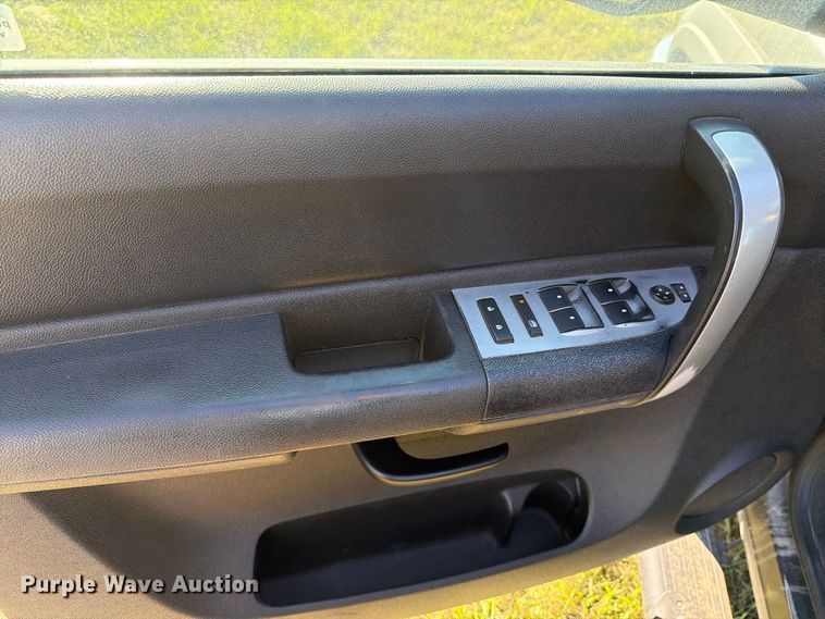 image for item FT7538 2011 Chevrolet Silverado 2500HD Crew Cab pickup truck