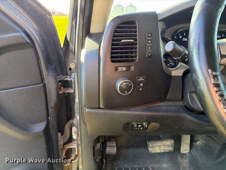 image for item FT7538 2011 Chevrolet Silverado 2500HD Crew Cab pickup truck