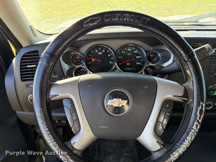image for item FT7538 2011 Chevrolet Silverado 2500HD Crew Cab pickup truck