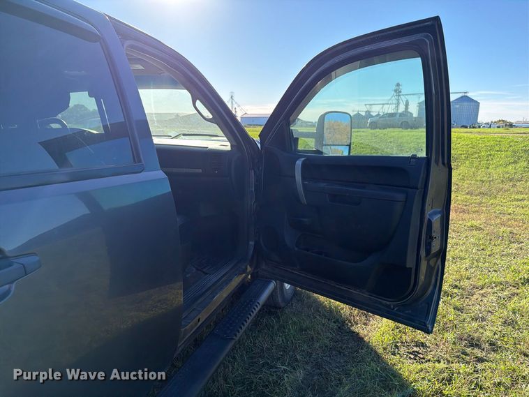 image for item FT7538 2011 Chevrolet Silverado 2500HD Crew Cab pickup truck