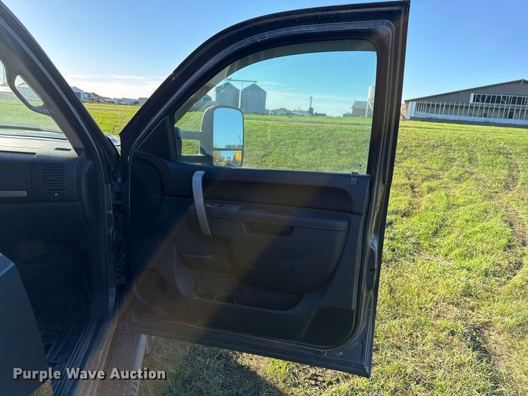 image for item FT7538 2011 Chevrolet Silverado 2500HD Crew Cab pickup truck