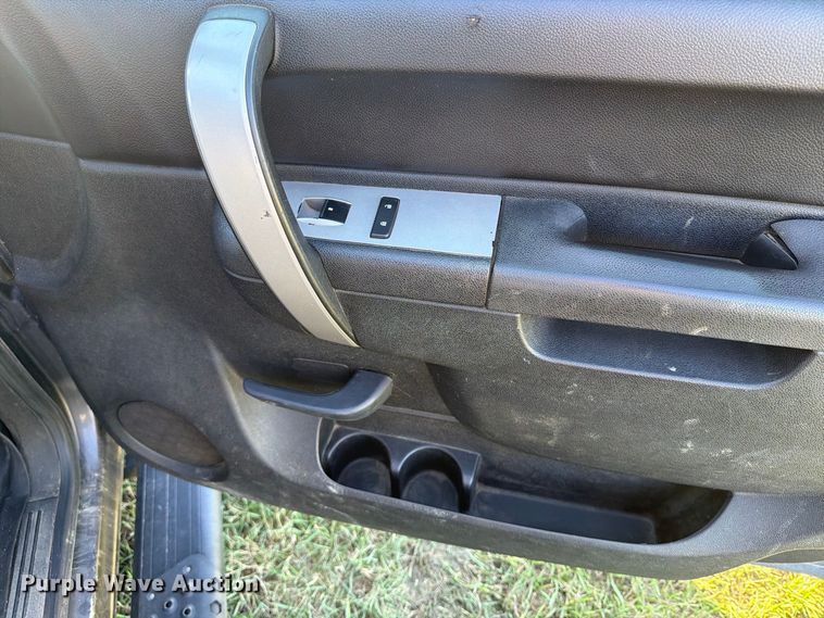 image for item FT7538 2011 Chevrolet Silverado 2500HD Crew Cab pickup truck