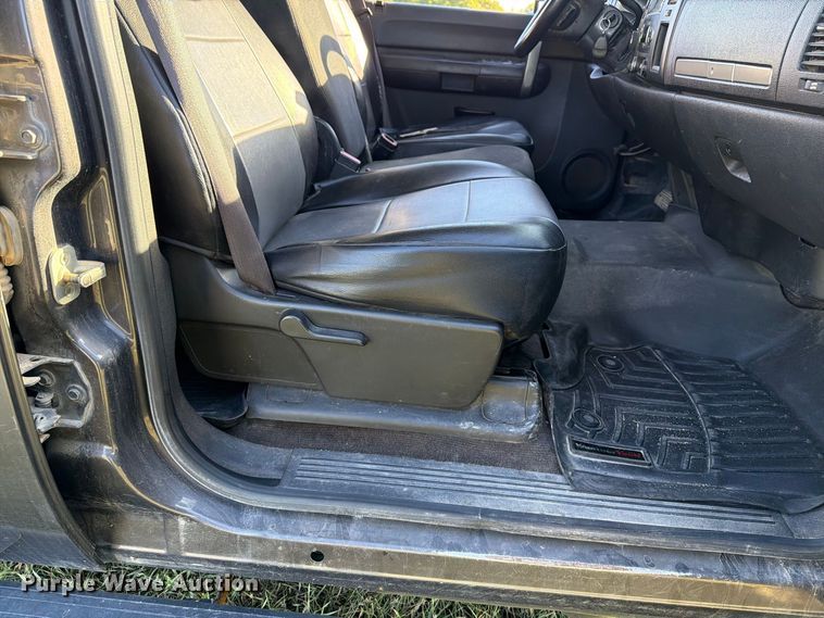 image for item FT7538 2011 Chevrolet Silverado 2500HD Crew Cab pickup truck