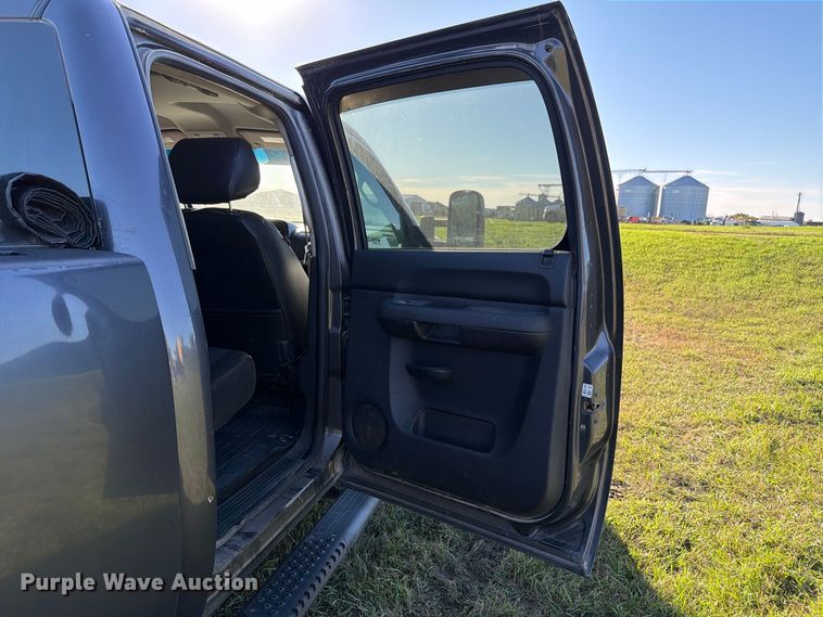 image for item FT7538 2011 Chevrolet Silverado 2500HD Crew Cab pickup truck