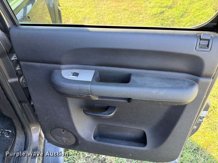 image for item FT7538 2011 Chevrolet Silverado 2500HD Crew Cab pickup truck