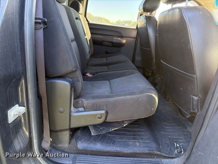 image for item FT7538 2011 Chevrolet Silverado 2500HD Crew Cab pickup truck