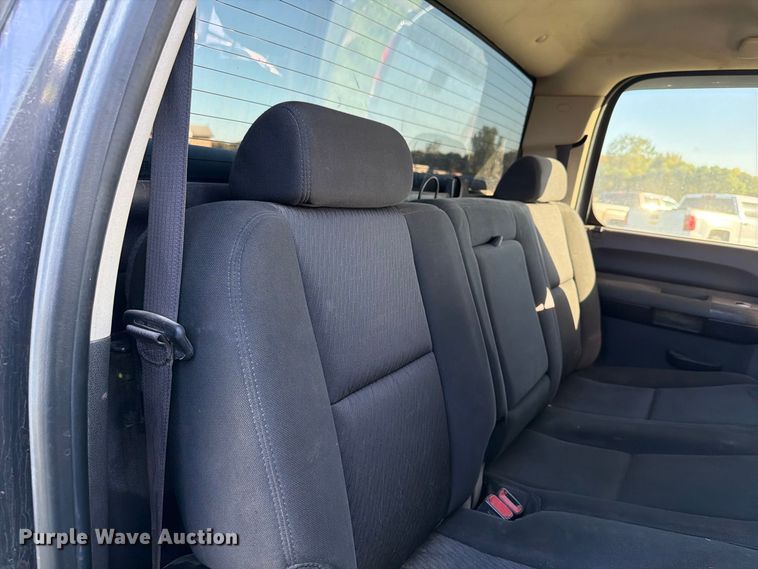 image for item FT7538 2011 Chevrolet Silverado 2500HD Crew Cab pickup truck
