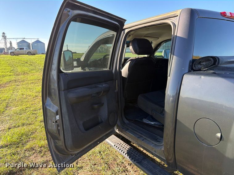 image for item FT7538 2011 Chevrolet Silverado 2500HD Crew Cab pickup truck