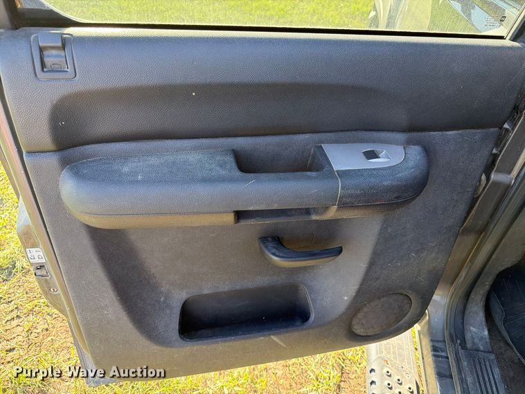 image for item FT7538 2011 Chevrolet Silverado 2500HD Crew Cab pickup truck