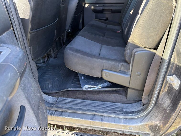 image for item FT7538 2011 Chevrolet Silverado 2500HD Crew Cab pickup truck