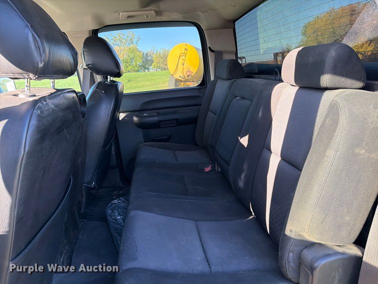 image for item FT7538 2011 Chevrolet Silverado 2500HD Crew Cab pickup truck