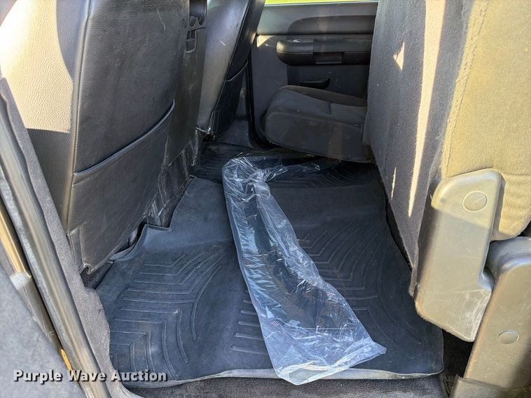 image for item FT7538 2011 Chevrolet Silverado 2500HD Crew Cab pickup truck