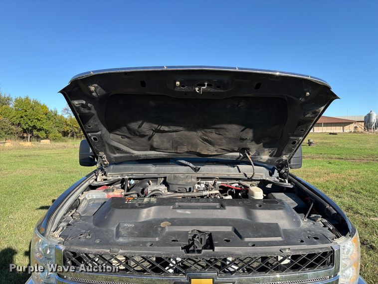 image for item FT7538 2011 Chevrolet Silverado 2500HD Crew Cab pickup truck