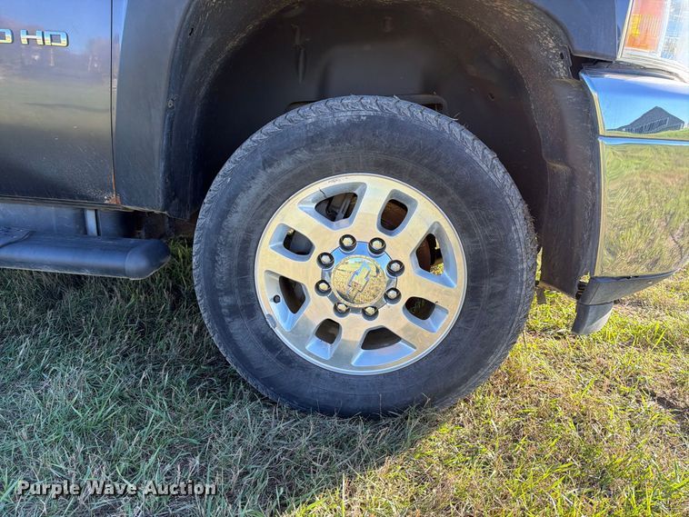 image for item FT7538 2011 Chevrolet Silverado 2500HD Crew Cab pickup truck