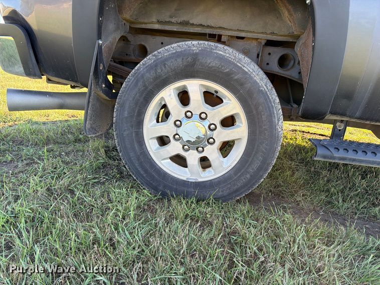 image for item FT7538 2011 Chevrolet Silverado 2500HD Crew Cab pickup truck