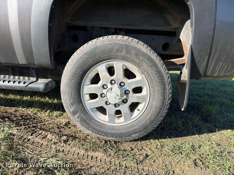 image for item FT7538 2011 Chevrolet Silverado 2500HD Crew Cab pickup truck