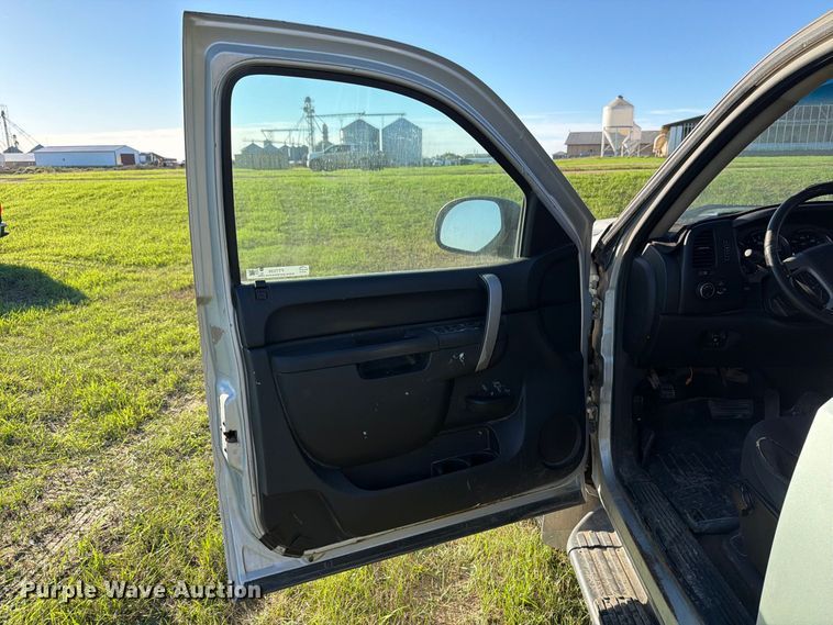 image for item FT7539 2011 GMC Sierra 2500HD Crew Cab pickup truck